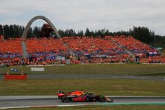 Max Verstappen v Red Bullu jede kolem tribuny s nizozemskými fanoušky ve VC Štýrska formule 1 2021