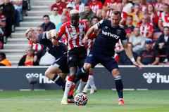 fotbal, anglická liga 2021/2022, Premier League - Southampton v West Ham United, Jarrod Bowen, Moussa Djenepo, Vladimír Coufal