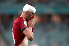 Ošetřovaný Tomáš Souček ve čtvrtfinále Česko - Dánsko na ME 2020