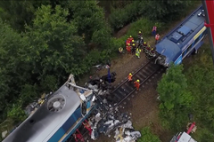 Srážka vlaků na Domažlicku: Letecké záběry a vyprošťování