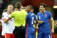 fotbal, kvalifikace MS 2022, Polsko - Anglie, Kamil Glik, rozhodčí Daniel Siebert a Kyle Walker