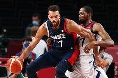 Rudy Gobert z Francie a Američan Kevin Durant ve finále OH 2020