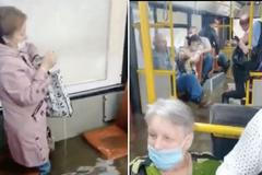 Řidič MHD ignoroval povodně. Pasažéři v autobusu plném vody ječeli strachy