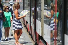 Vedro v Praze; teplo, slunce, voda, léto, turisté, koupání, osvěžení, žár, Žluté lázně, Staroměstské náměstí