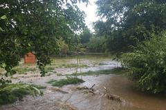 Přívalové srážky a kroupy rozvodnily potok uprostřed Dolního Města na Vysočině