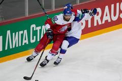 Michal Moravčík a Adrián Holešinský v zápase Česko - Slovensko na MS 2021