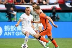 Vladimír Coufal a Frenkie de Jong  v osmifinále Nizozemsko - Česko na ME 2020