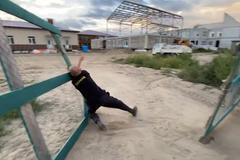 Rusko se baví tragikomickým videem. Opilý hlídač stavby upadl, dělnici nikde