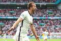 Harry Kane slaví gól v osmifinále Anglie - Německo na ME 2020