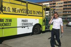 Koalice Pirátů a STAN představila volební autobus.