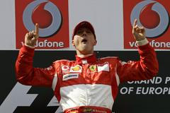 Michael Schumacher z Ferrari slaví vítězství v GP Evropy na Nürburgringu v roce 2006