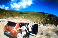 Video: Auto plné lidí nečekaně sjelo ze srázu. Jedna žena nestihla vyskočit