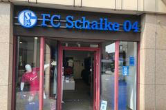 Chloubou Gelsenkirchenu a vášní jeho obyvatel je místní fotbalový klub Schalke 04. Sedminásobný německý mistr a vítěz Poháru UEFA v roce 1997. Letos ale Schalke spadlo do druhé ligy.