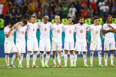 Švýcarští fotbalisté během pondělního penaltového rozstřelu s Francií.