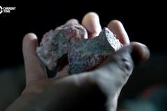 Inženýři se nechtějí vzdát. Za malý plat udržují v chodu důl na toxickou rtuť