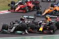 Valtteri Bottas v Mercedesu v kontaktu se Sergiem Pérezem s Red Bullem po startu Velké ceny Maďarska F1 2021