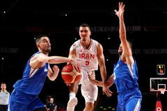 Tomáš Satoranský a Jakub Šiřina v zápase Česko - Írán na OH 2020