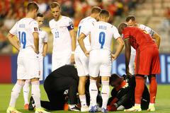 Tomáš Vaclík ošetřovaný v zápase skupiny E kvalifikace MS Belgie - Česko