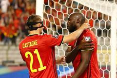 Romelu Lukaku (vpravo) slaví gól v zápase skupiny E kvalifikace MS Belgie - Česko