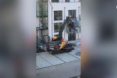 Německý dodavatel nedostal zaplaceno, tak novostavbě ze vzteku strhl balkony