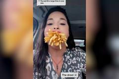 Velikost své pusy Samantha na sociálních sítích často demonstruje na jídle