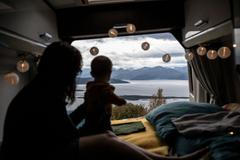 Jednorázové užití / Fotogalerie / Magicky i intimně. Tak vypadá obrazově fascinující pouť s dítětem za polární kruh