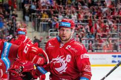 19. kolo hokejové extraligy 2021/22, Třinec - Sparta: Petr Vrána oslavuje gól