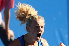 Kateřina Siniaková ve finále na OH 2020 proti Viktoriji Golubicové a Belindě Bencicové