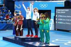 Střírné Švýcarky, Barbora Krejčíková a Kateřina Siniaková se zlatou medailí ve čtyřhře na OH 2020 a bronzové Brazilky