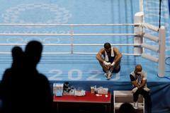 Francouzský boxer Mourad Aliev protestuje vsedě proti výroku rozhodčích na OH 2020