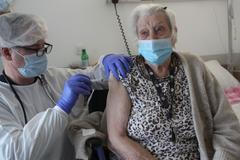 Očkování, Pfizer, Slovinsko, senior, seniorka, důchodce, koronavirus.