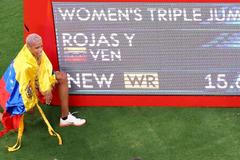 Trojskokanka Yulimar Rojasová pózuje s hodnotou světového rekordu na olympiádě v Tokiu