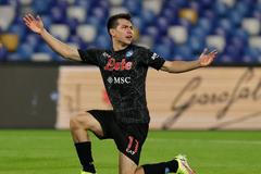 Hirving Lozano z Neapole v zápase s Boloňou