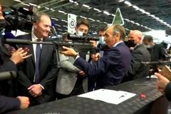 "Kdo nepozná vtip, je idiot." Možný kandidát na prezidenta Francie mířil zbraní na novináře