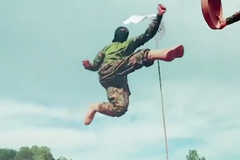 Jako z béčkového hollywoodského filmu. Tálibán předváděl bojové umění a sebevražedné vesty