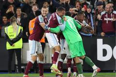 Osmifinále anglického Ligového poháru 2021/22, West Ham - Manchester City: Hráči West Hamu oslavují postup