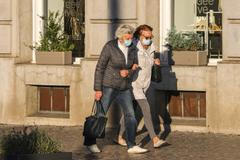 Ilustrační foto - koronavirus, covid-19, roušky, rouška, respirátor, lidi, Češi, nouzový stav