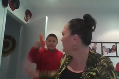 Syn ministryně narušil vysílání. Mával mrkví ve tvaru penisu