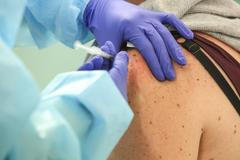 Ilustrační foto - koronavirus, očkování, vakcína, Moderna, injekce, stříkačka, lékař, pacient, sestra, zdravotnictví, očkovací centrum