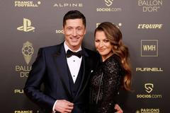 Robert Lewandowski s manželkou na Zlatém míči 2021