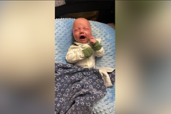 "Seš už vážně otravnej". Dvojče otrávené sourozencovým nářkem je hitem internetu