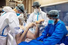 Foto / JIP / ARO / Covid-19 / FNKV / Nemocnice / Koronavirus / ARO / Nakažení / Intenzivní péče / Pacient / Očkování / Antivaxer / Neočkovaní / Zdravotník / Lékař / Sestra / Listopad 2021 / Vinohrady