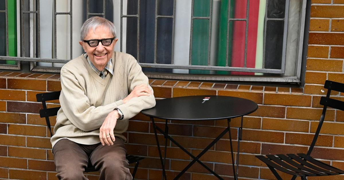 Sonety píše v pozici ležícího Buddhy. Herec a spisovatel Miloň Čepelka slaví 90 let