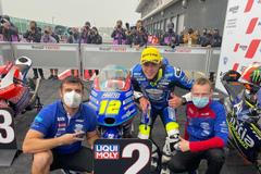 Filip Salač slaví druhé místo v kvalifikaci na Velkou ceně Emilia Romagny třídy Moto3 2021