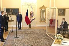 Prezident jmenuje za přísných opatření Fialu premiérem. Sledujte přenos z Lán