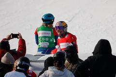 Eva Samková (v červeném) v závodě SP ve snowboardcrossu v Číně