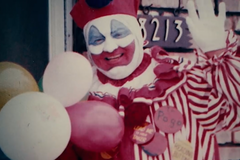 Skutečný klaun z hororu To zavraždil 33 mladíků a pohřbil je ve sklepě svého domova