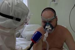 „Žere všechno uvnitř. Zkroutí plíce.“ Rusové umírají rekordně na covid-19