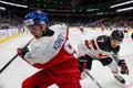 Donovan Sebrango z Kanady a český útočník Jakub Konečný (9) v zápase MS do 20 let