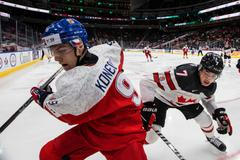 Donovan Sebrango z Kanady a český útočník Jakub Konečný (9) v zápase MS do 20 let
